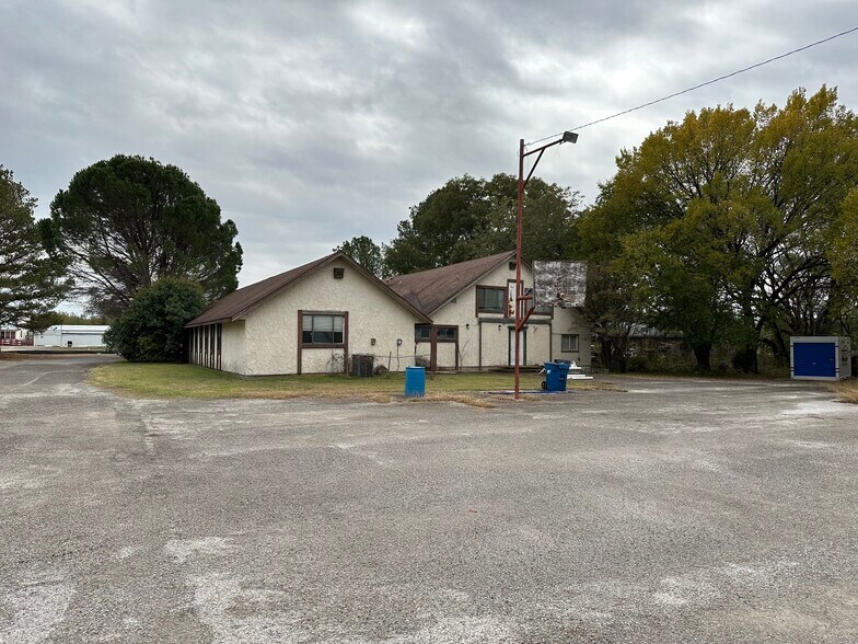 More Photos Of 1505 E Henderson St, Cleburne Office For Sale