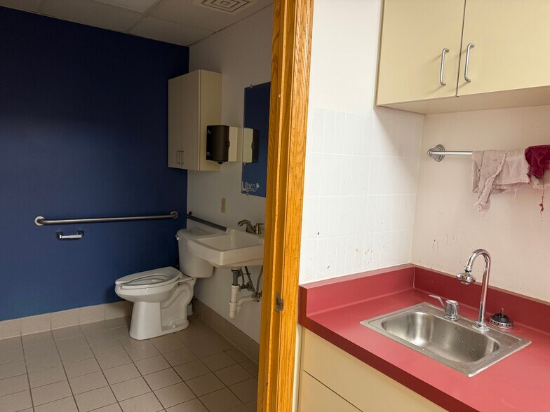 More Photos Of 1811 S 108th St, West Allis General Retail For Lease