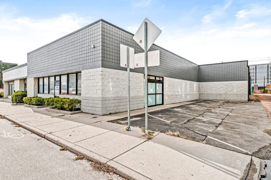 More Photos Of 1340 N Illinois St, Indianapolis Showroom For Lease