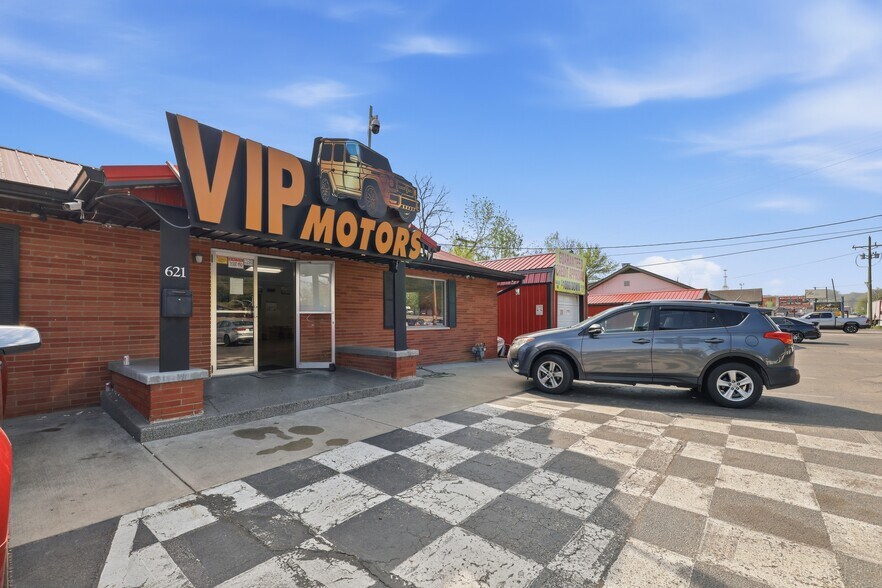 More Photos Of 621 Green Blvd, Aurora Auto Dealership For Sale