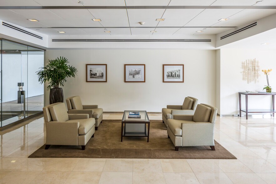 More Photos Of 2323 S Shepherd Dr, Houston Office For Lease