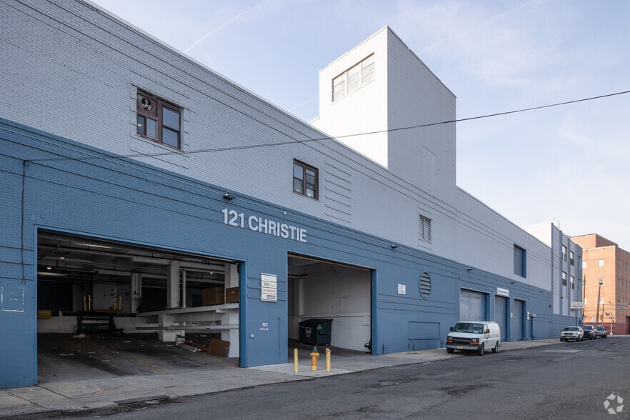 More Photos Of 397-447 Ferry St, Newark Manufacturing For Lease