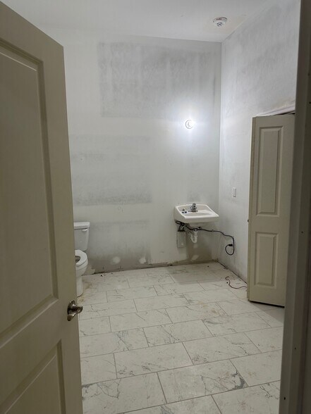 More Photos Of 106 W Lexington St, Baltimore Storefront Retail Residential For Lease