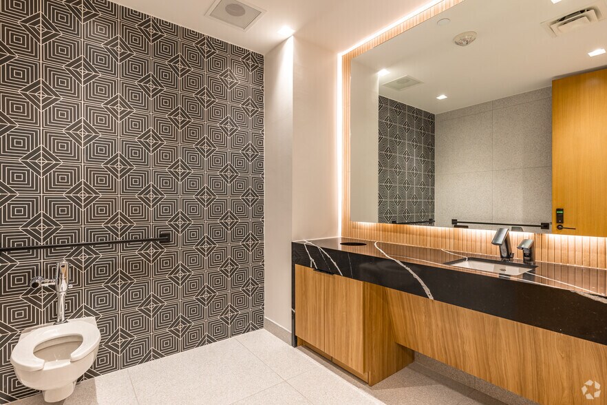 More Photos Of 1301 Young St, Dallas Office For Lease