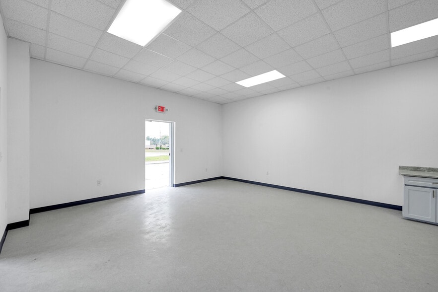 More Photos Of 535 S Persimmon St, Tomball Warehouse For Lease