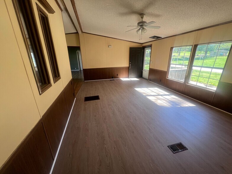 More Photos Of 530 Sims St, Maysville Flex For Lease