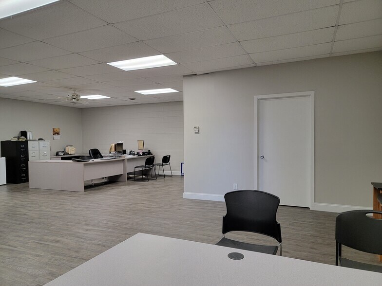 More Photos Of 6202 Material Ave, Loves Park Light Distribution For Sale