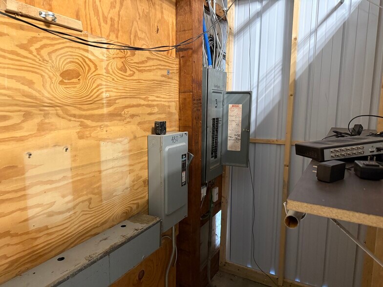 More Photos Of 811 Kim Dr, Mason Warehouse For Lease