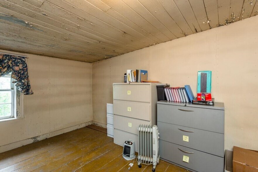 More Photos Of 133 W Springbrook Rd, Broadway Specialty For Sale