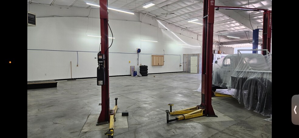 More Photos Of 110 E 4000 N, Hyde Park Auto Repair For Lease