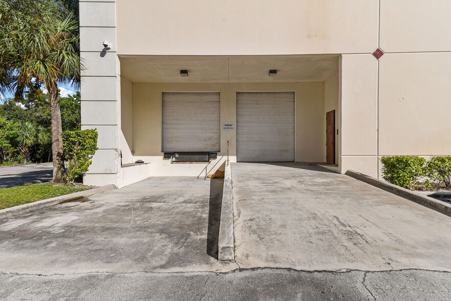 More Photos Of 701 Park of Commerce Blvd, Boca Raton Light Distribution For Lease