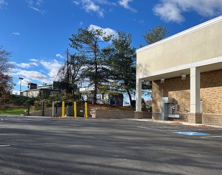 More Photos Of 7739 Annapolis Rd, Lanham Freestanding For Lease