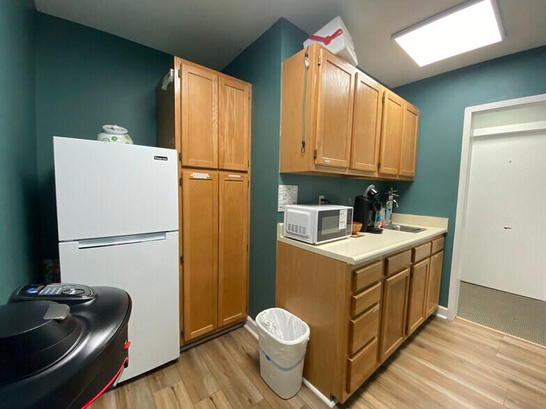 More Photos Of 1762 Metromedical Dr, Fayetteville Medical For Sale