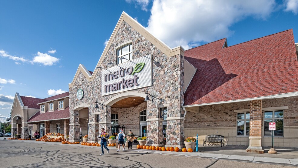 More Photos Of 1300-1380 Pabst Farms Blvd, Oconomowoc General Retail For Lease