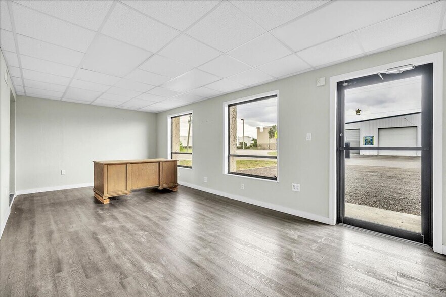 More Photos Of 4195 Electric Way, Port Charlotte Manufacturing For Sale