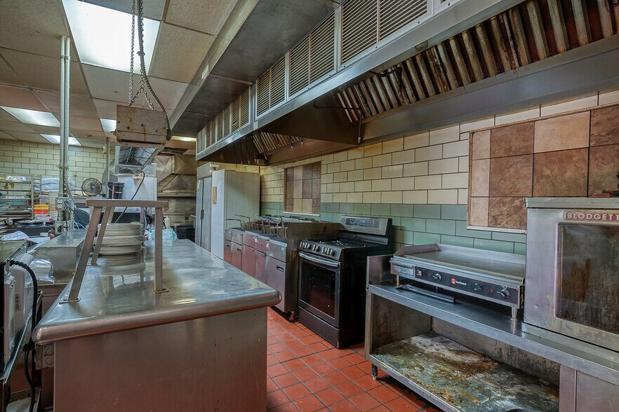 More Photos Of 1 Main St, Lyndora Restaurant For Lease