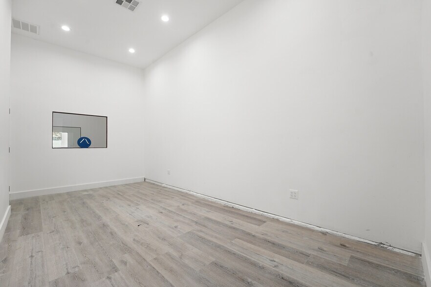 More Photos Of 5310-5314 Laurel Canyon Blvd, Valley Village Freestanding For Sale