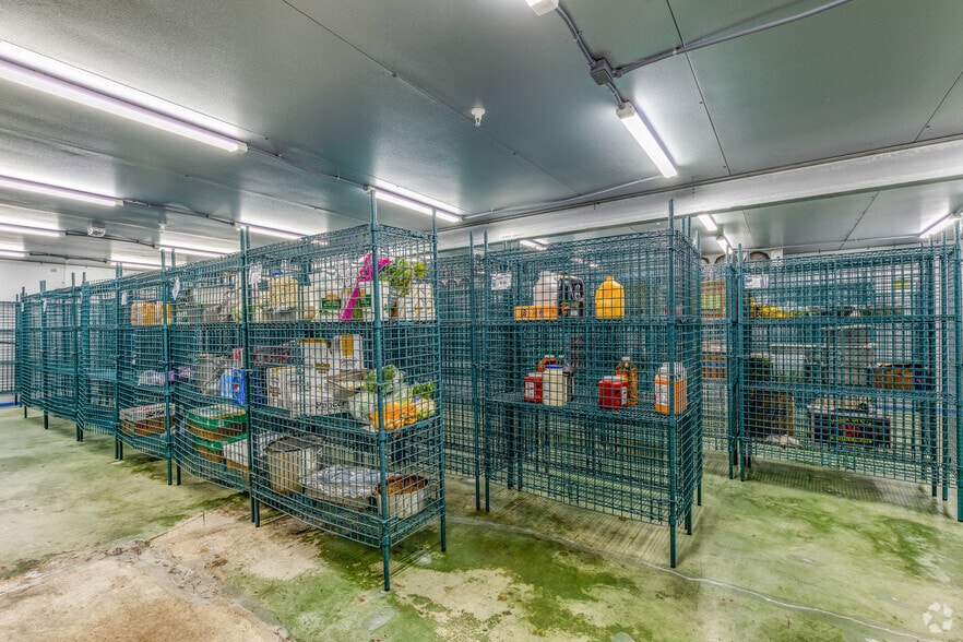 More Photos Of 18 N Dollins Ave, Orlando Warehouse For Lease