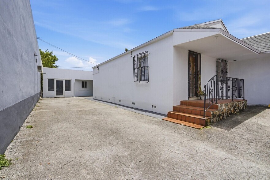 More Photos Of 3240 NW 7th St, Miami Office For Sale