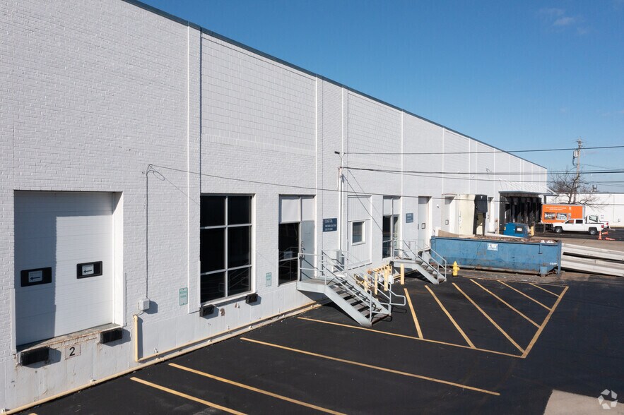 More Photos Of 11717-11725 Chesterdale Rd, Springdale Unknown For Lease