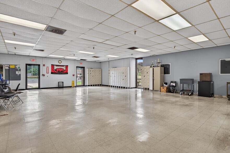 More Photos Of 310 Pennington Dr, Paris Manufacturing For Sale