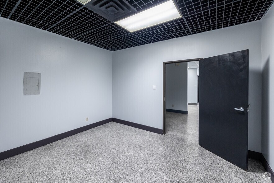 More Photos Of 1110 W Harris Rd, Arlington Warehouse For Lease