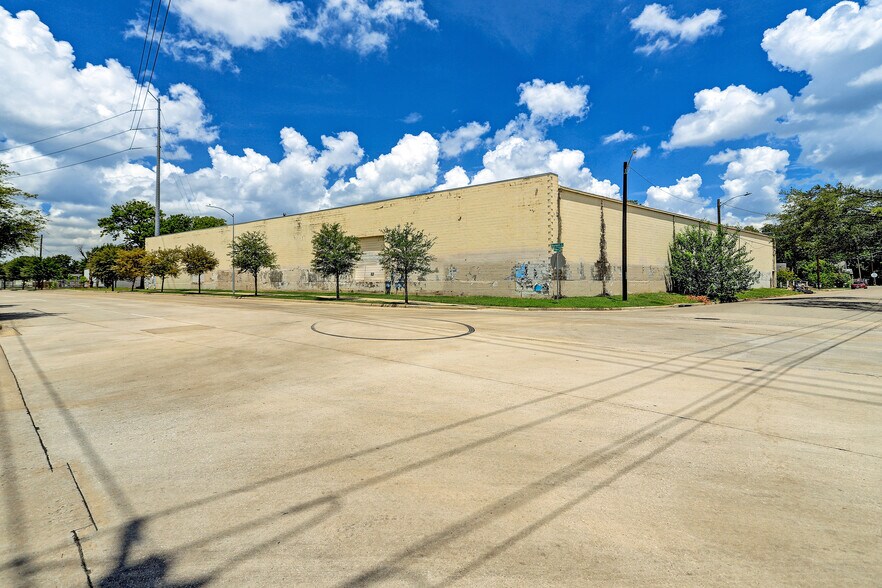 More Photos Of 1512 Gano St, Houston Warehouse For Lease