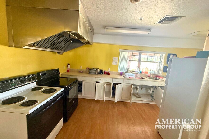 More Photos Of 2209 75th St W, Bradenton Religious Facility For Lease