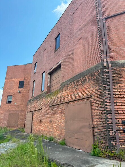 More Photos Of 105 E Holly St, Goldsboro Warehouse For Sale