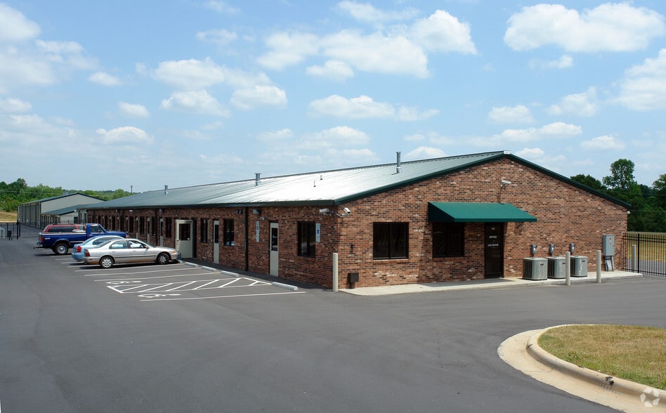 More Photos Of 3935 Westpoint Blvd, Winston-Salem Self Storage For Lease