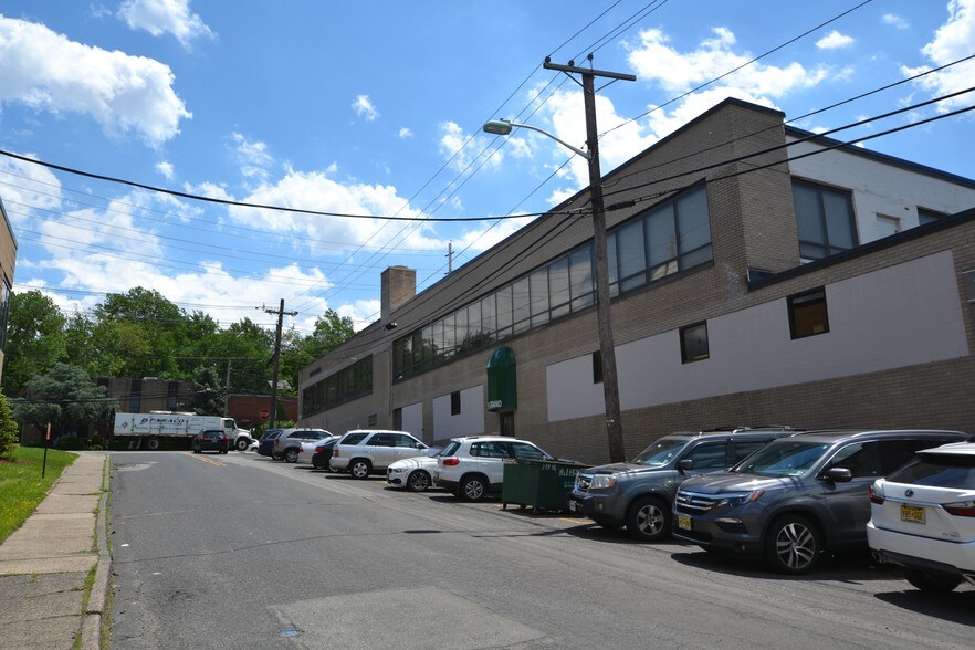 More Photos Of 1050 Slocum Ave, Ridgefield Warehouse For Lease