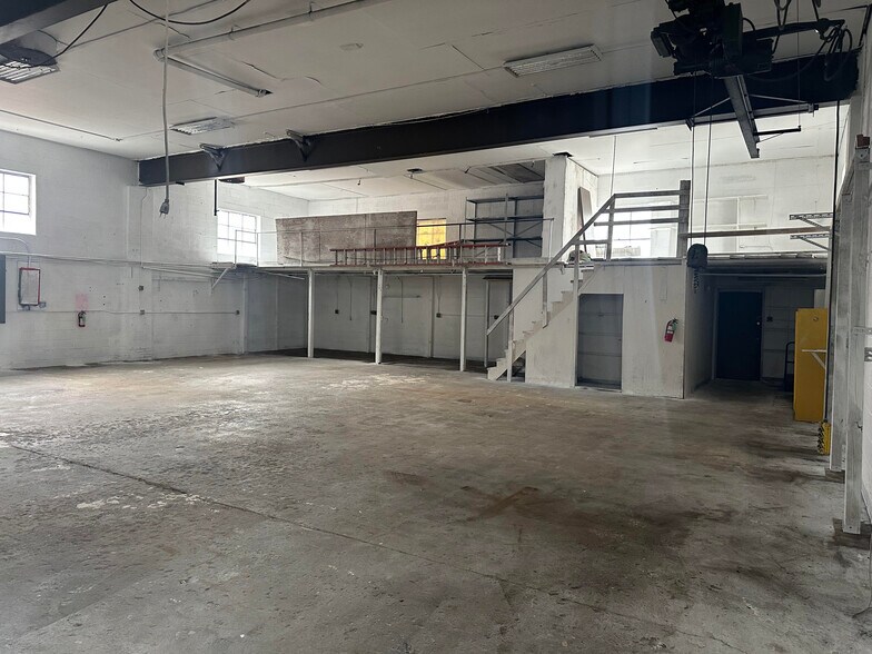 More Photos Of 180 Sargeant Ave, Clifton Warehouse For Lease