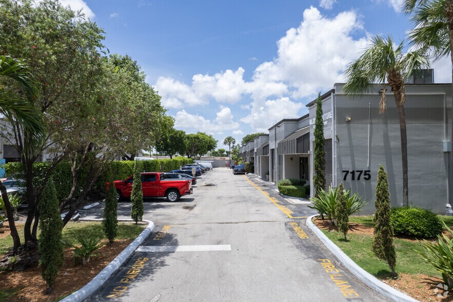 More Photos Of 7175 SW 47th St, Miami Showroom For Lease