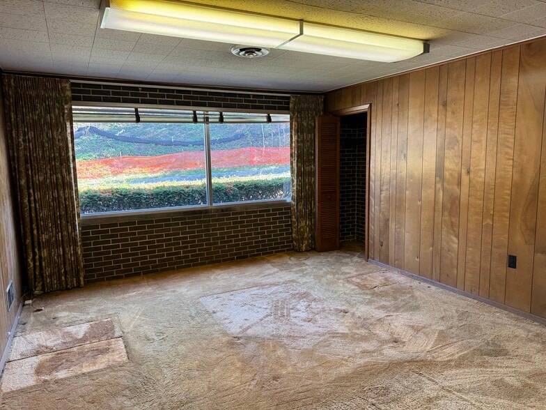 More Photos Of 76 Clair St, Irwin Warehouse For Lease