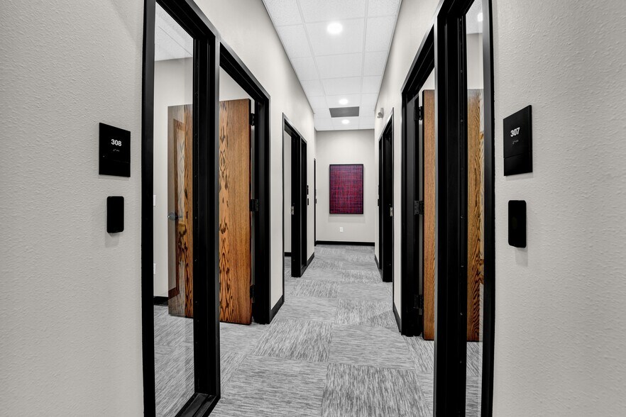 More Photos Of 203 N Main St, Weatherford Storefront Retail Office For Lease