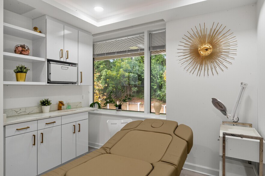 More Photos Of 7601 Lewinsville Rd, McLean Medical For Sale