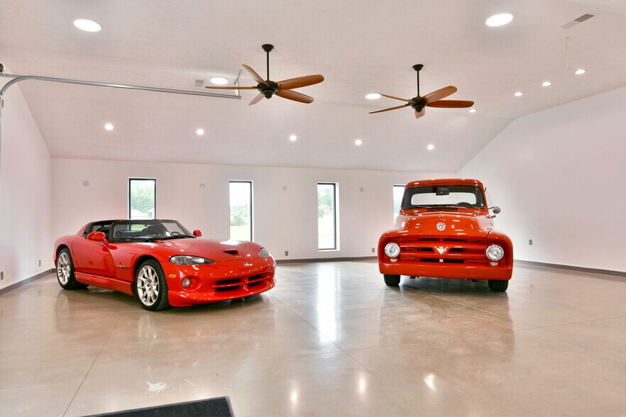 More Photos Of 3019 Parkman Rd NW, Warren Flex For Sale