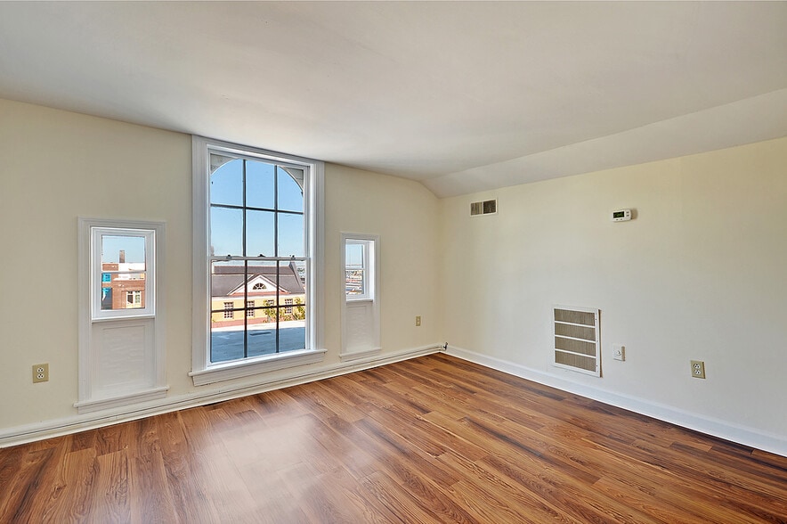More Photos Of 635 E Bay St, Charleston Office Residential For Lease