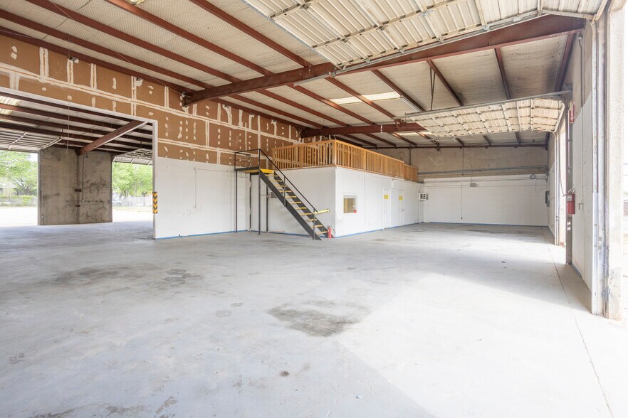 More Photos Of 5212 Mosson Rd, Fort Worth Flex For Lease