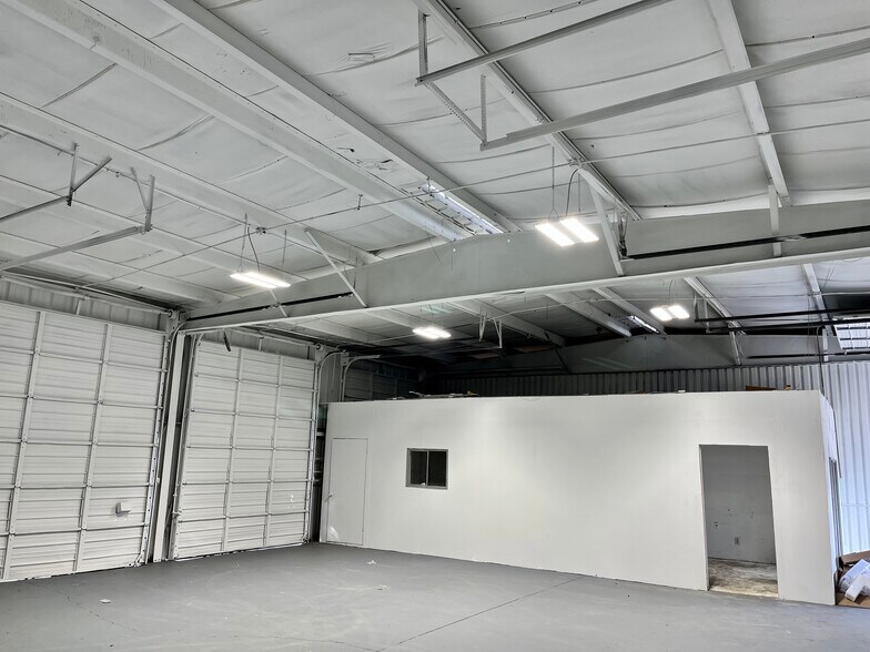 More Photos Of 3609 Old Winter Garden Rd, Orlando Warehouse For Lease