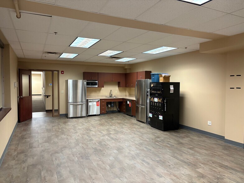 More Photos Of 4212 W Sunset Blvd, Spokane Flex For Sale