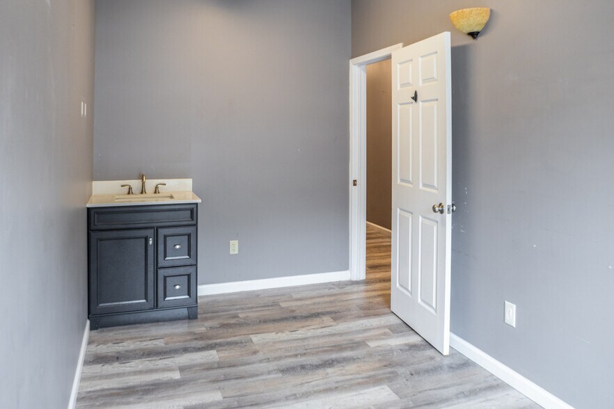 More Photos Of 2504 Veterans Memorial Pky S, Lafayette Office For Sale