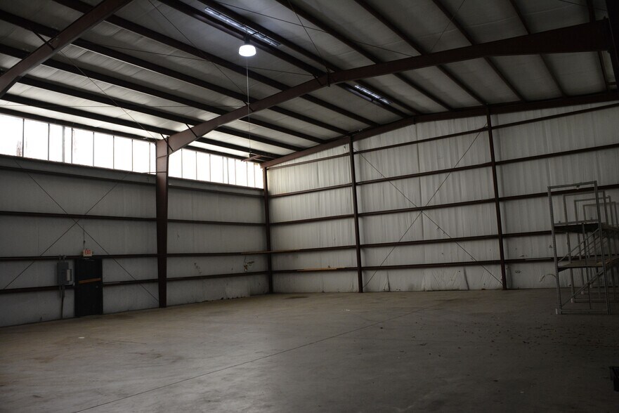 More Photos Of 4329 W Pensacola St, Tallahassee Warehouse For Lease
