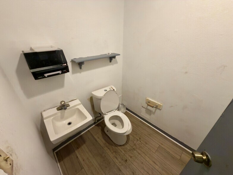 More Photos Of 3885 N Palafox Hwy, Pensacola Warehouse For Lease