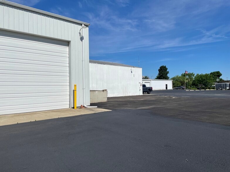 More Photos Of 1203 Badger St, Yorkville Warehouse For Lease