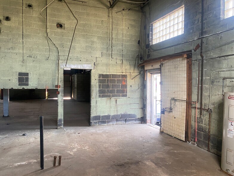 More Photos Of 195 Freight St, Waterbury Bar For Sale