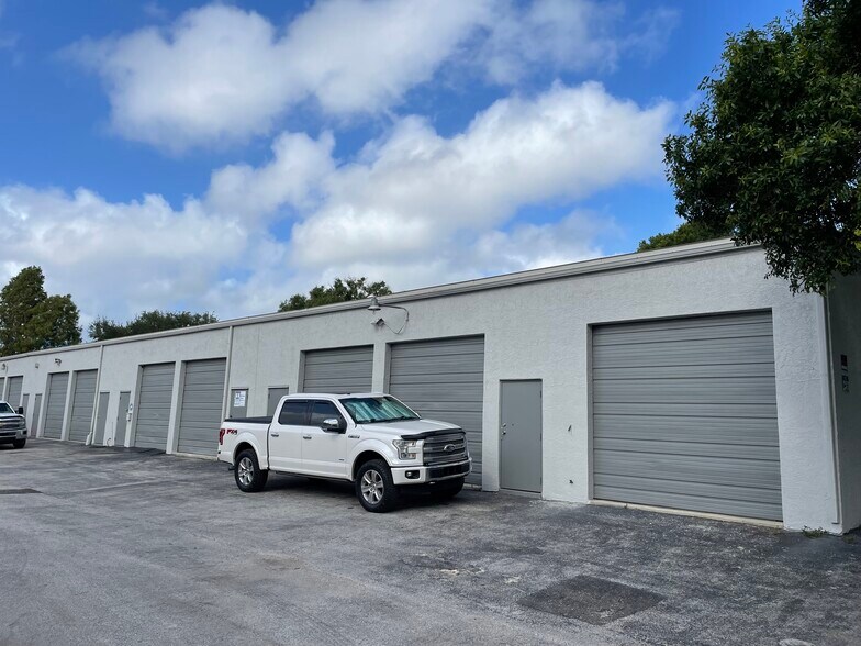 More Photos Of 4317 62nd Ave N, Pinellas Park Warehouse For Lease