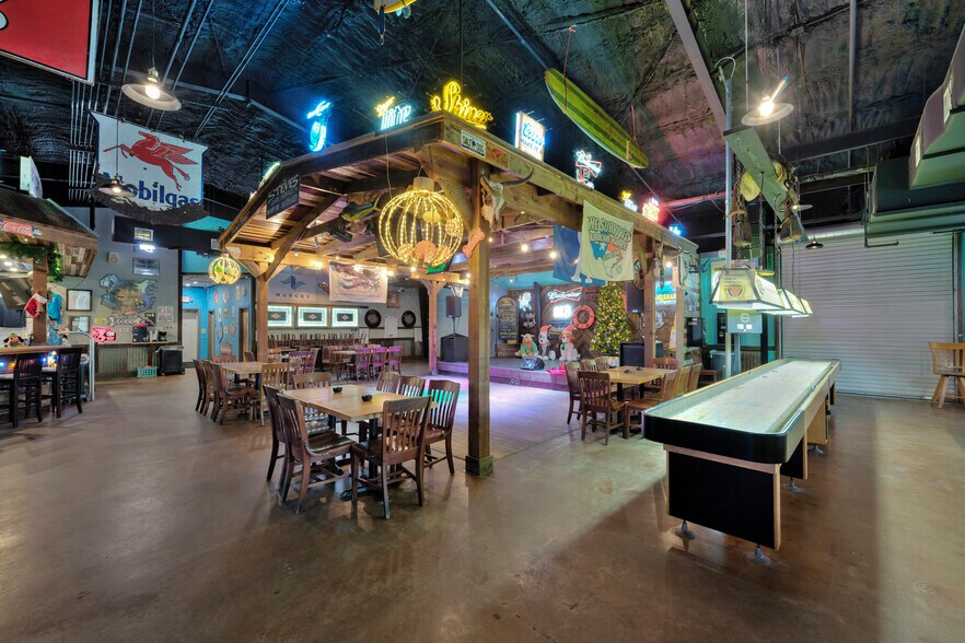 More Photos Of 203 N Alister St, Port Aransas Bar For Sale