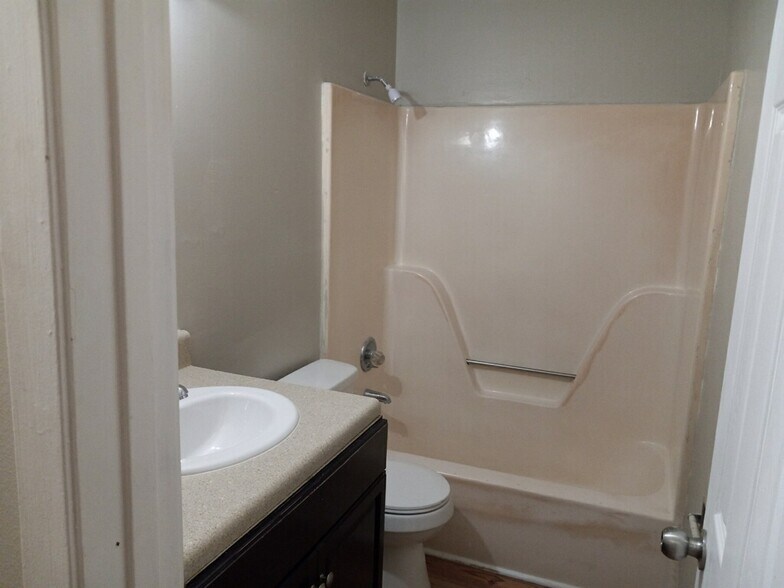 More Photos Of 3800 Hill Ave, Moss Point Apartments For Sale