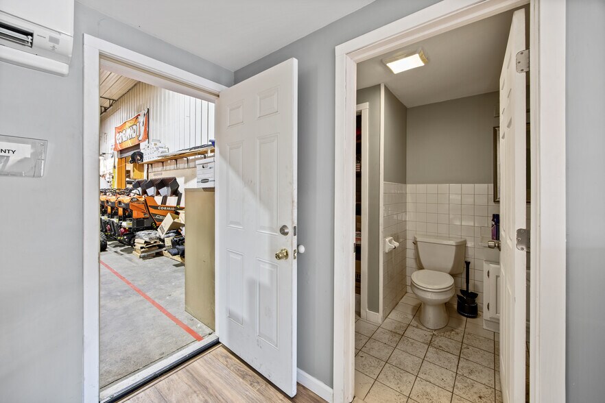 More Photos Of 292 Roosevelt Dr, Seymour Garden Center For Lease